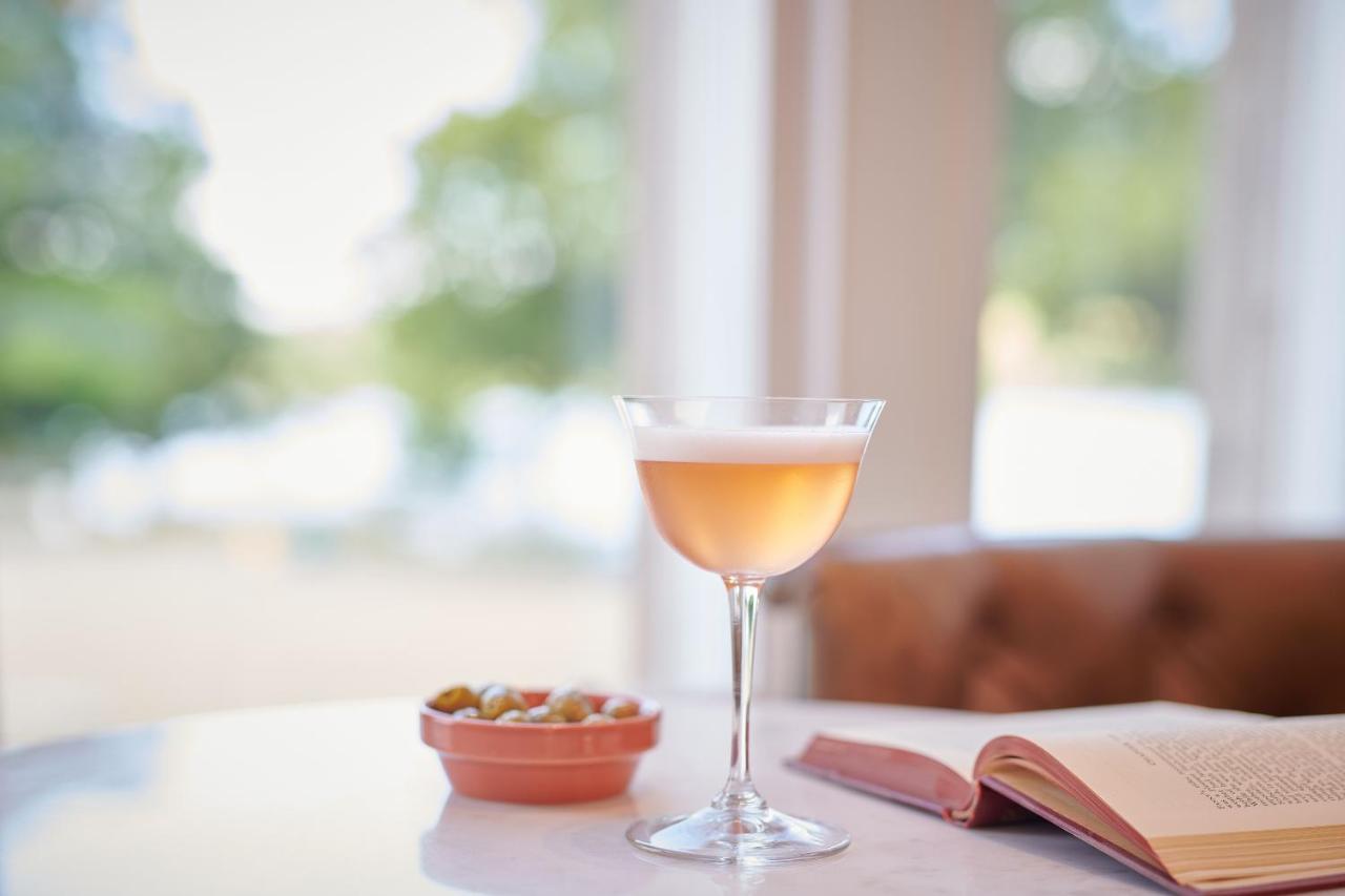 Cameron House On Loch Lomond Alexandria Εξωτερικό φωτογραφία A glass of champagne
