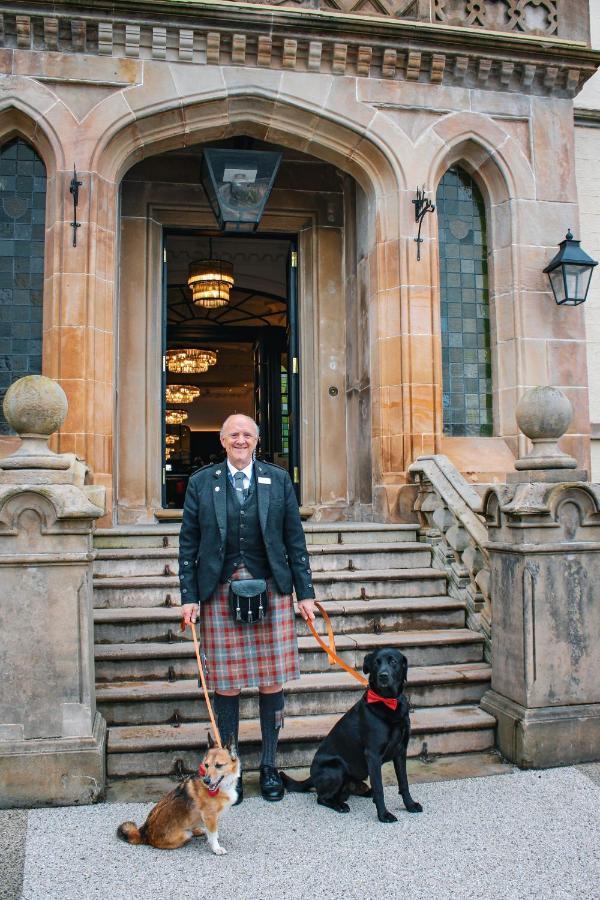 Cameron House On Loch Lomond Alexandria Εξωτερικό φωτογραφία A Scottish doorman in traditional kilt