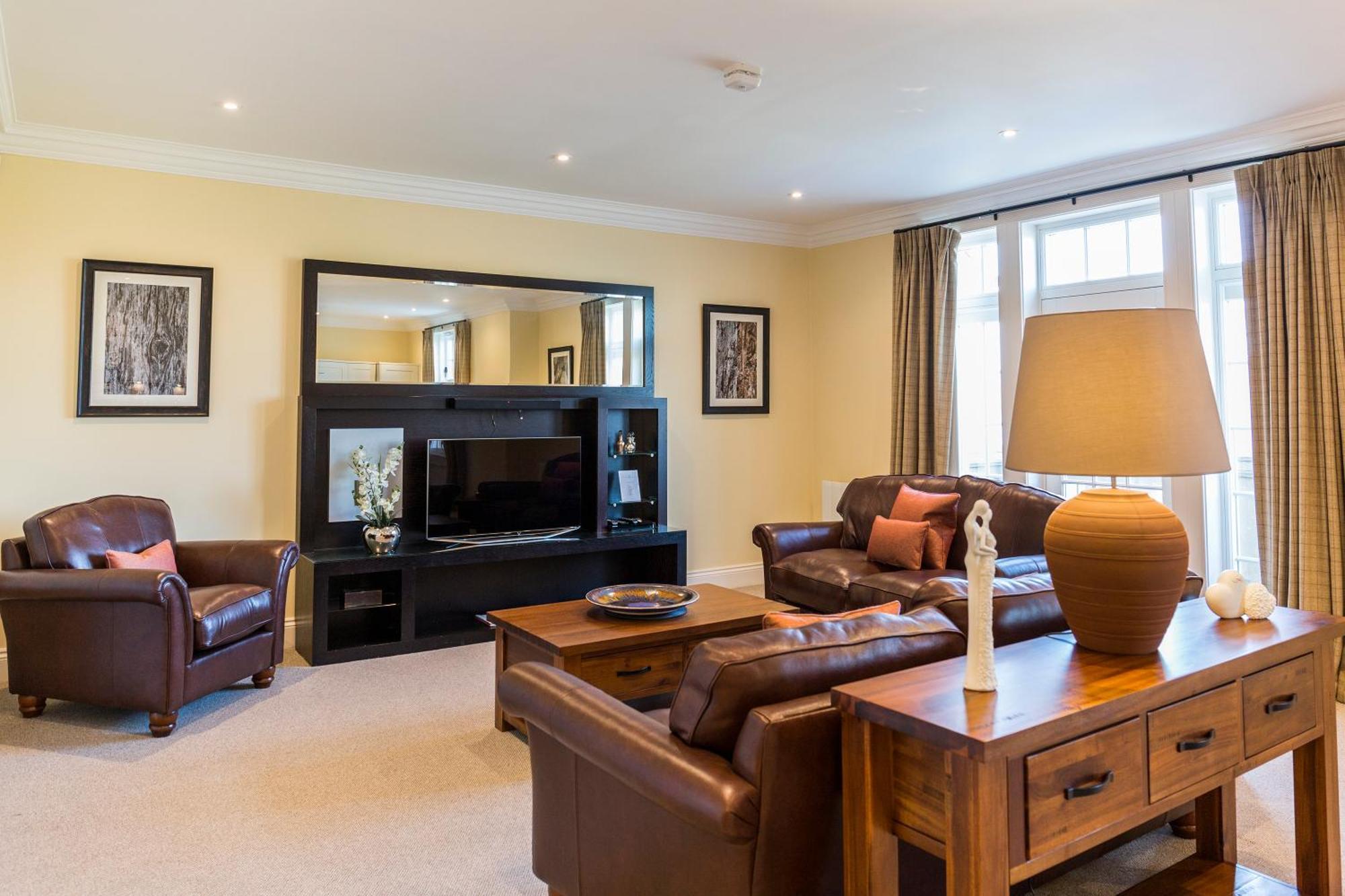 Cameron House On Loch Lomond Alexandria Εξωτερικό φωτογραφία A living room in a typical apartment at the hotel