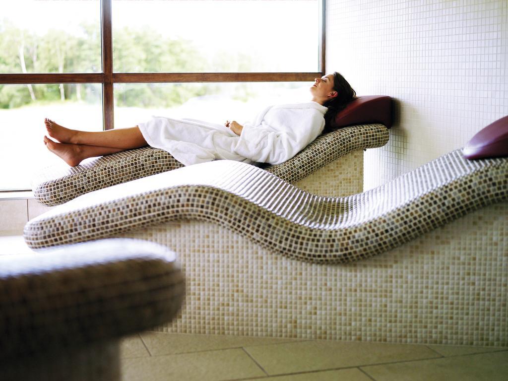 Cameron House On Loch Lomond Alexandria Εξωτερικό φωτογραφία A woman relaxing on a spa bed